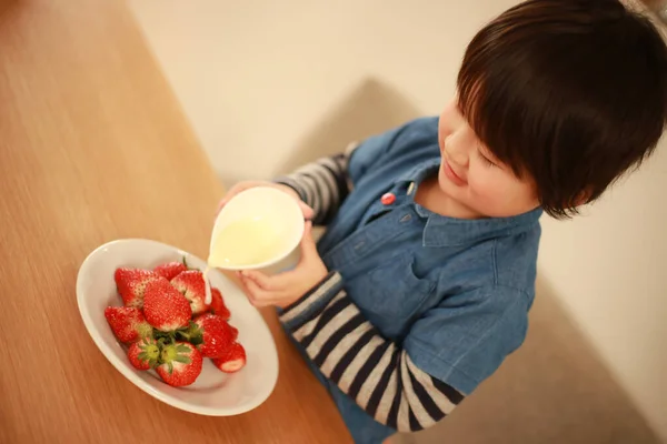 Niño Comiendo Fresas Cocina — Foto de Stock
