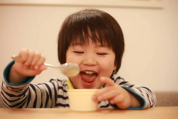 Ásia Bonito Pouco Menino Comer Cozinha — Fotografia de Stock