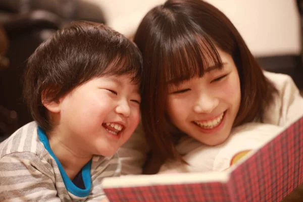 Щаслива Азіатська Мати Читає Книгу Своєму Синові — стокове фото
