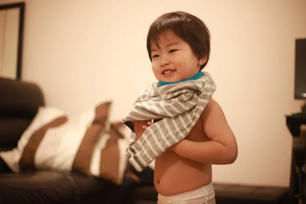 Маленький Хлопчик Бере Свій Одяг — стокове фото