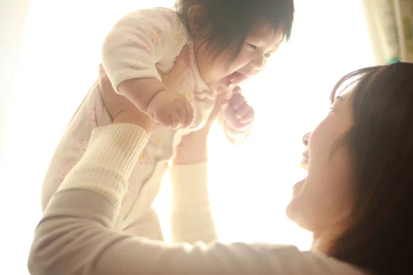 Bela Jovem Mãe Brincando Com Sua Filhinha Sobre Luz Janela — Fotografia de Stock
