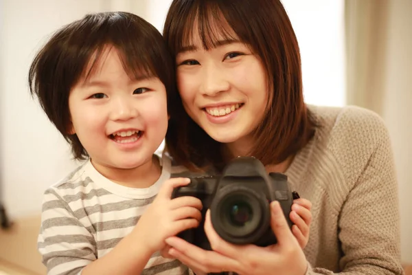 Azjatycki Kobieta Mały Chłopiec Grać Kamera — Zdjęcie stockowe