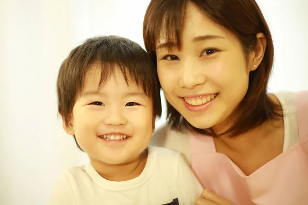 Junge Asiatische Mutter Mit Ihrem Sohn — Stockfoto
