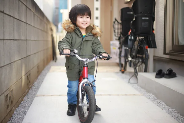 Menino Com Bicicleta Cidade — Fotografia de Stock