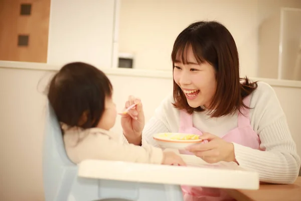 Mulher Asiática Alimentando Seu Filho Casa — Fotografia de Stock