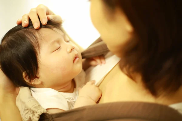 Junge Asiatische Frau Mit Ihrem Baby — Stockfoto