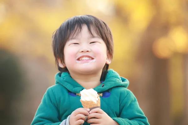 Menino Comendo Seu Sorvete Parque — Fotografia de Stock