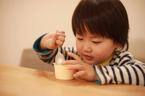Asyalı Şirin Çocuk Mutfakta Yemek Yiyor — Stok fotoğraf