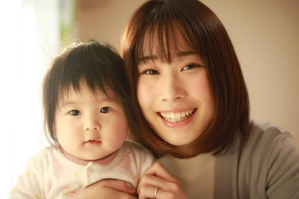 Uśmiechnięta Azjatycka Młoda Kobieta Jej Mała Dziewczynka — Zdjęcie stockowe