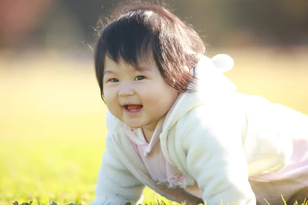 Aranyos Kislány Játszik Parkban — Stock Fotó