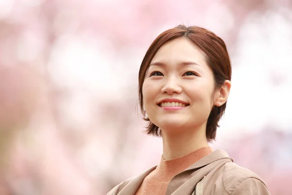 Portret Van Een Mooie Jonge Aziatische Vrouw — Stockfoto