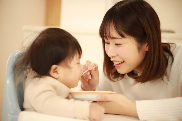 Donna Asiatica Che Alimenta Suo Bambino Casa — Foto Stock