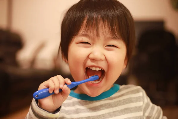 Kleiner Japanischer Junge Putzt Seine Zähne Mit Blauer Zahnbürste — Stockfoto