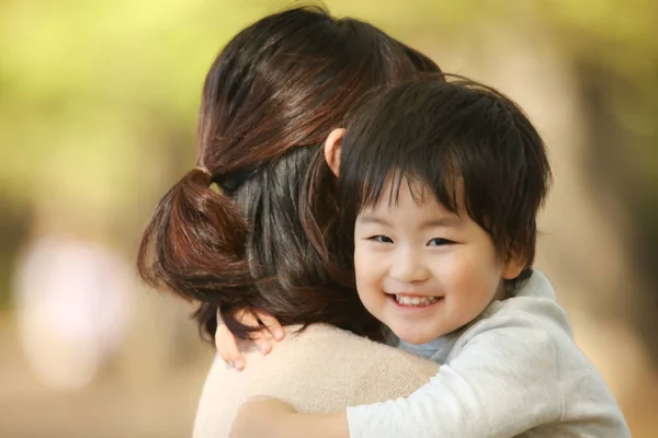 Porträtt Asiatisk Mor Med Liten Son — Stockfoto