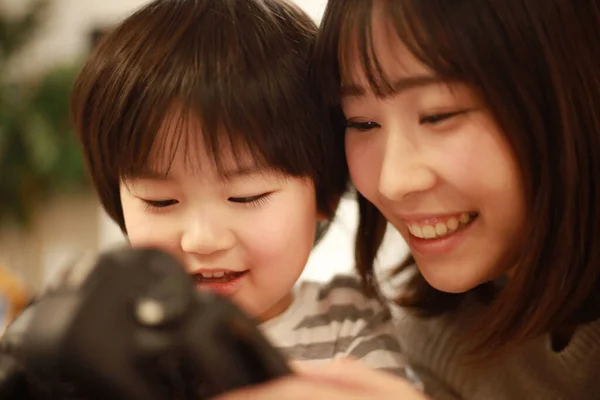 Porträt Einer Jungen Asiatischen Frau Und Einer Jungen Kamera — Stockfoto