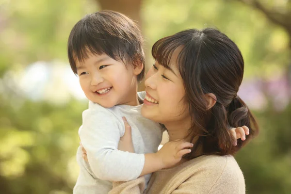 Portret Van Aziatische Moeder Met Kleine Zoon — Stockfoto