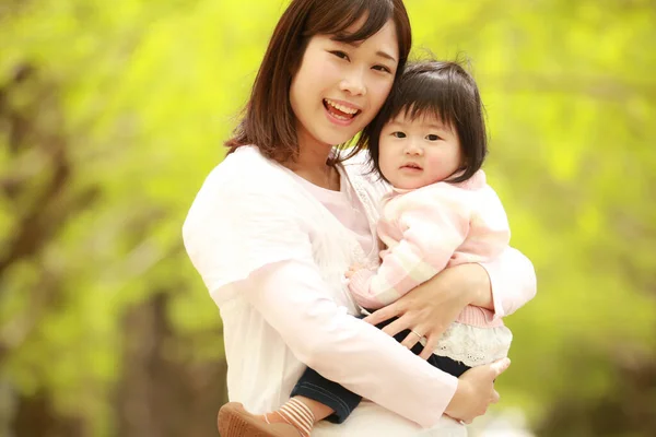 Słodkie Mało Azji Dziewczyna Jej Mama Park — Zdjęcie stockowe