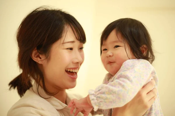 Feliz Jovem Asiático Mãe Jogar Com Ela Pouco Bebê Filha — Fotografia de Stock