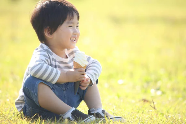 Junge Isst Eis Park — Stockfoto