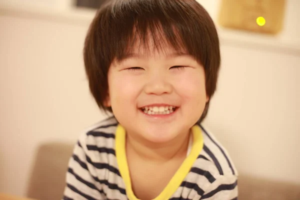 Retrato Lindo Asiático Pequeño Niño Sonriendo —  Fotos de Stock