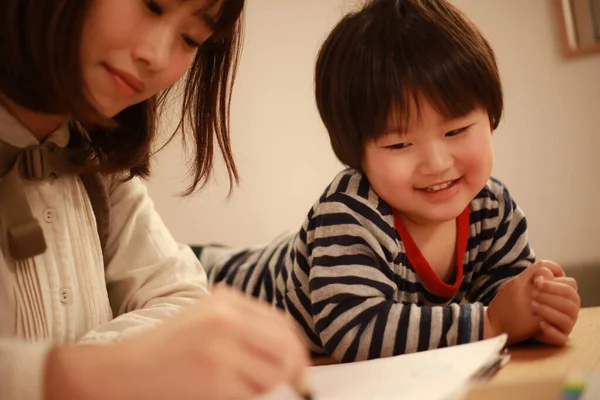 Asya Anne Oğlu Evde Çizim Yapıyor — Stok fotoğraf