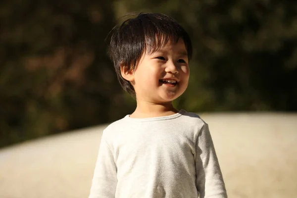 Маленький Азиатский Мальчик Парке — стоковое фото