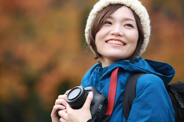 秋の公園で写真を撮る若いアジア人女性の肖像画 — ストック写真