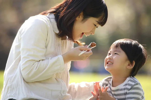 Asiatico Madre Avendo Pranzo Con Suo Figlio Parco — Foto Stock