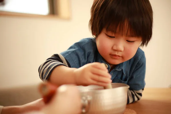Азиатский Мальчик Играет Чашей Заднем Плане Крупным Планом — стоковое фото