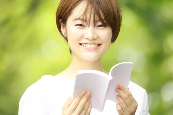 Ung Asiatisk Kvinna Läsa Bok — Stockfoto