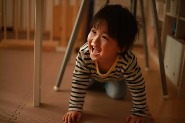 Roztomilý Šťastný Malý Dítě Hrát Doma — Stock fotografie