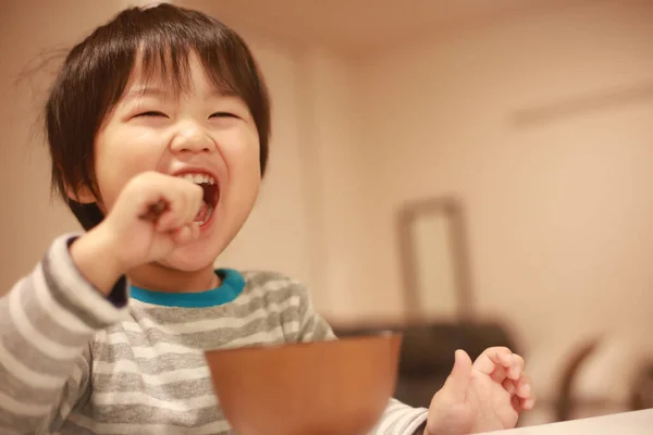 Счастливый Азиатский Мальчик Ест Кашу — стоковое фото