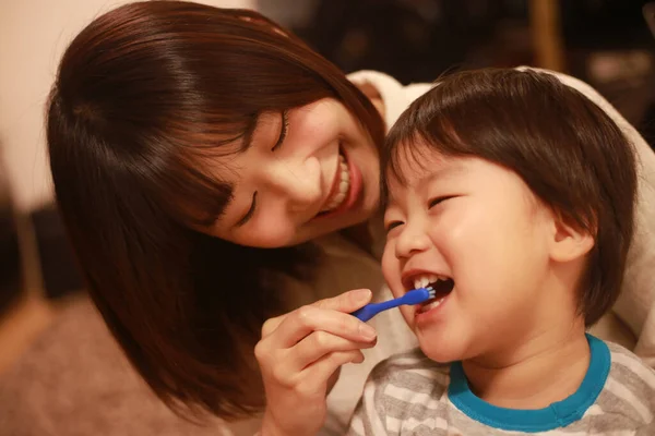 Młoda Matka Myje Zęby Swojemu Synowi — Zdjęcie stockowe