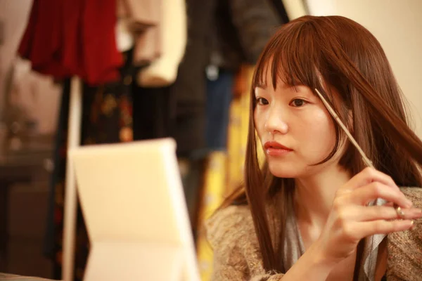 Asiático Chica Appying Maquillaje Casa —  Fotos de Stock
