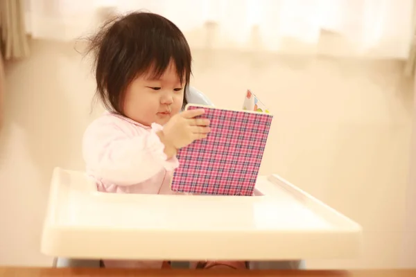 Ασιατικό Μικρό Κορίτσι Διαβάζει Βιβλίο Στο Δωμάτιο — Φωτογραφία Αρχείου