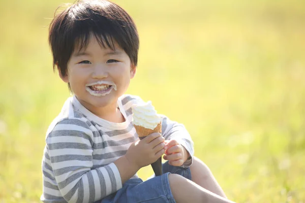 Çocuk Parkta Dondurma Yiyor — Stok fotoğraf