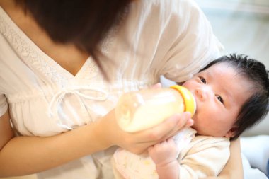 Bebeğine süt veren bir annenin görüntüsü