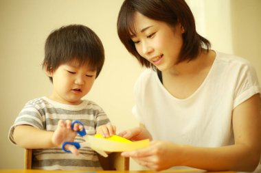 Oynayan ebeveyn ve çocuk resmi 