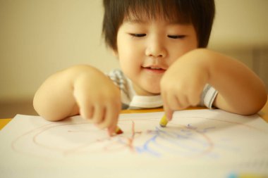 Evde oynayan sevimli küçük çocuk.