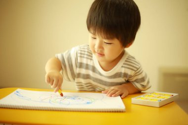 Küçük bir çocuğun resmi.