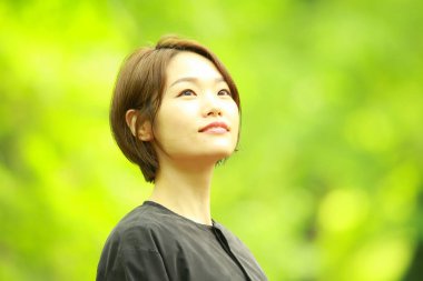 Bulanık arka planda güzel Asyalı kadın.