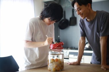 Asyalı çift limonata hazırlıyor.