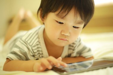 sevimli küçük çocuk evde