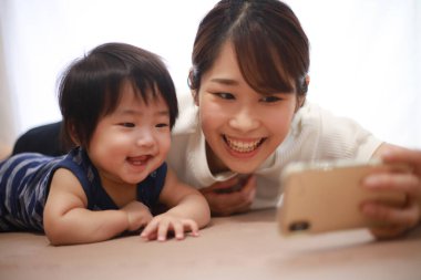 Genç Asyalı anne ve oğlu.