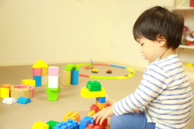 Evinde renkli blokları olan sevimli küçük çocuk. 