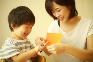 Oynayan ebeveyn ve çocuk resmi 