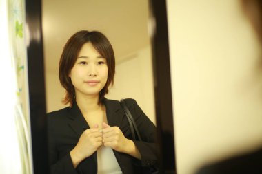 Siyah takım elbiseli Asyalı genç kadının portresi. 