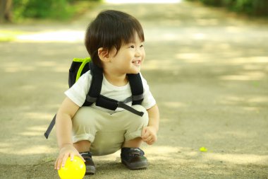 Parkta oynayan sevimli Asyalı çocuk. 