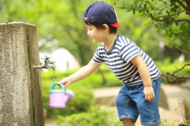 Parktaki yakışıklı Asyalı çocuk.