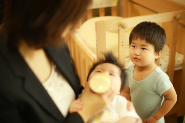 Anne kızına süt veriyor.